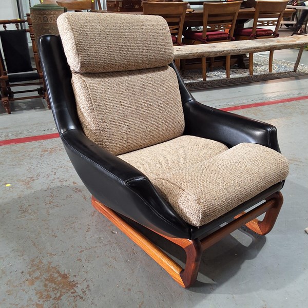 Lot 75 - LOUNGE CHAIR