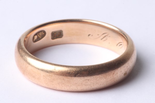 Lot 1009 - GOLD RING