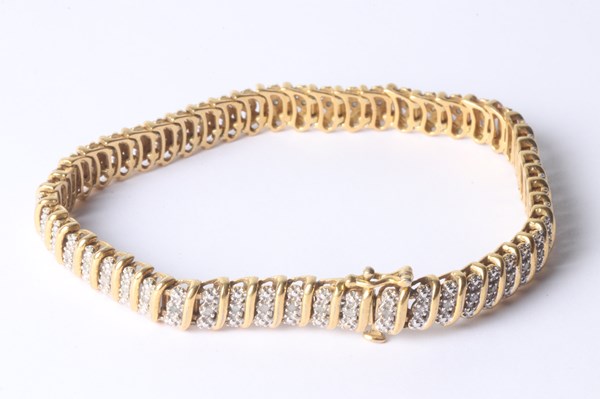 Lot 1005 - GOLD DIAMOND  BRACELET