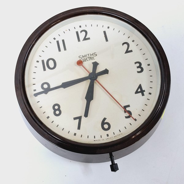 Lot 1091 - BAKELITE WALL CLOCK