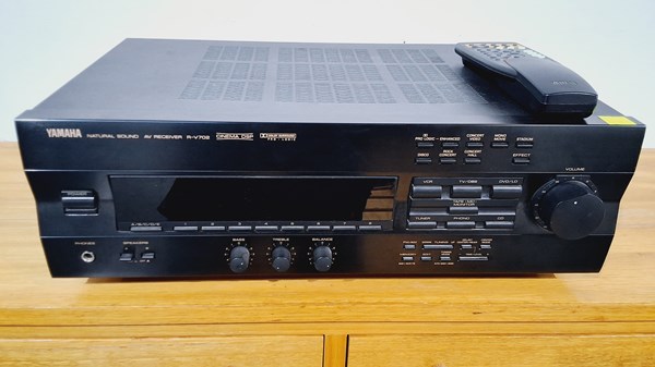 Lot 1385 - YAMAHA AV RECEIVER