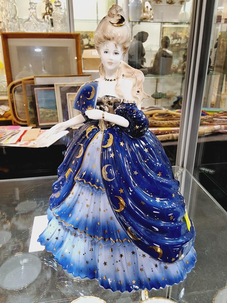 Lot 1184 - COALPORT FIGURE