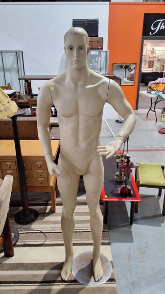 Lot 354 - MANNEQUIN