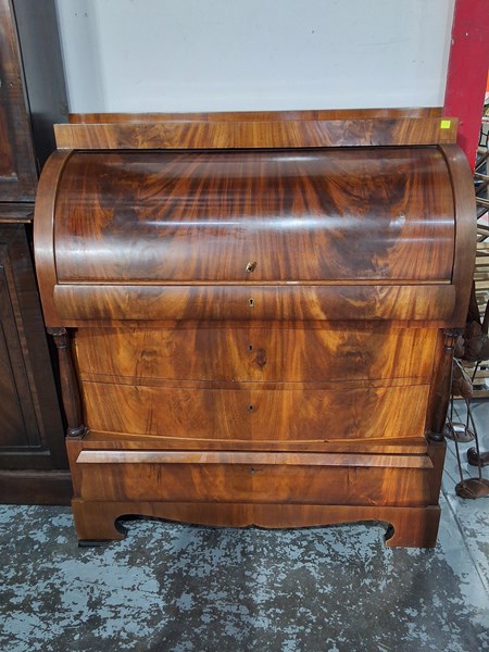 Lot 1 - DRUM TOP DESK