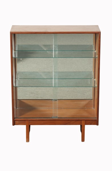 Lot 62 - DISPLAY CABINET