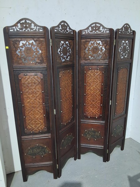 Lot 312 - DRESSING SCREEN