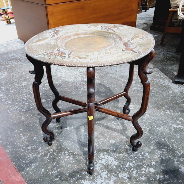 Lot 152 - TRAY TABLE