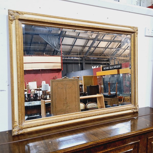 Lot 102 - WALL MIRROR