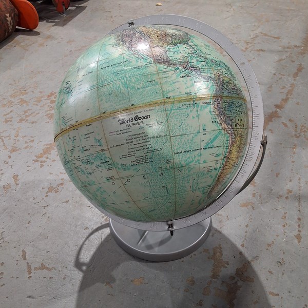 Lot 99 - WORLD GLOBE