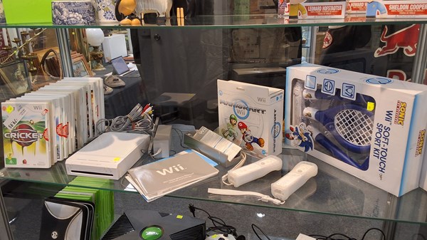 Lot 1380 - WII & ACCESSORIES