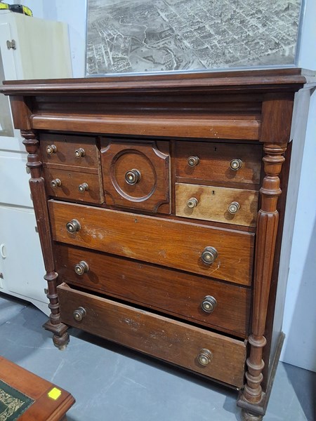 Lot 461 - CHEST OF DRAWERS