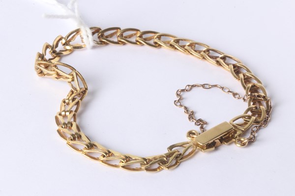 Lot 1006 - GOLD BRACELET