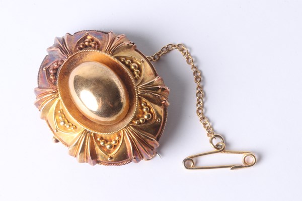 Lot 1001 - GOLD BROOCH