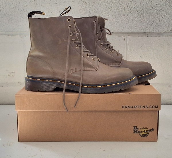 Lot 1238 - DR MARTENS BOOTS