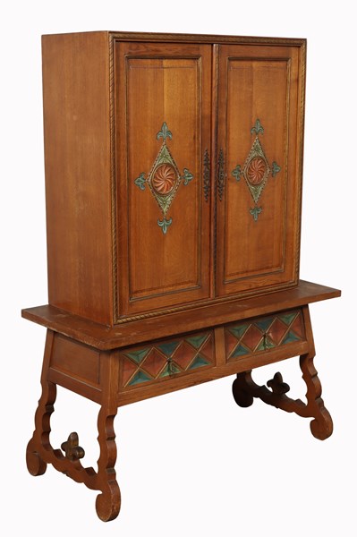 Lot 153 - ENCLOSED CABINET