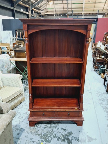 Lot 81 - BOOKSHELF