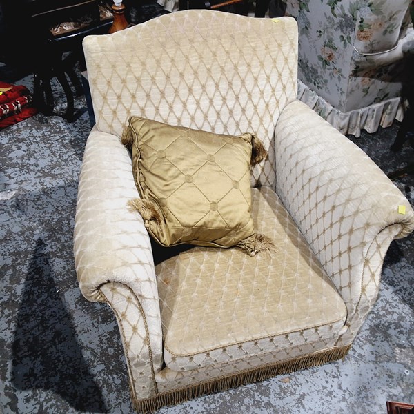 Lot 150 - ARM CHAIR