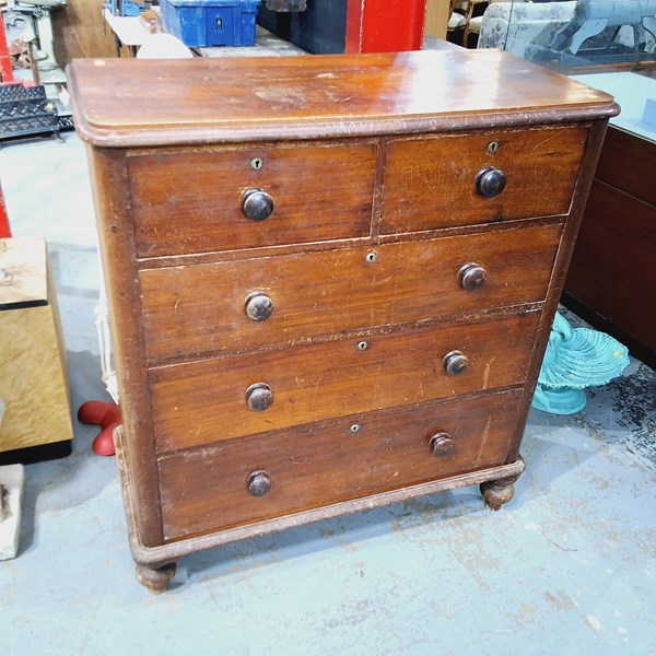 Lot 165 - CHEST OF DRAWERS