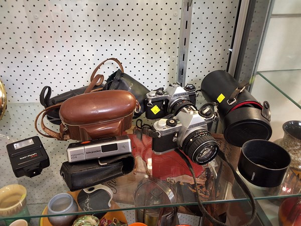 Lot 1332 - CAMERAS