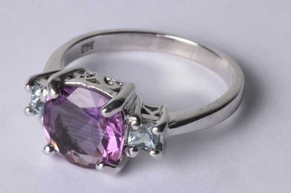 Lot 1025 - SILVER GEMSTONE RING