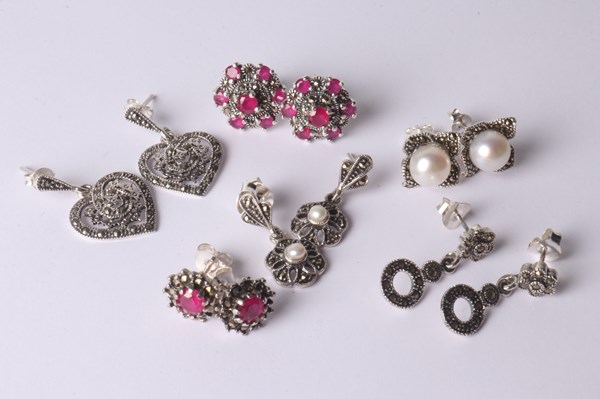 Lot 1039 - JEWELLERY