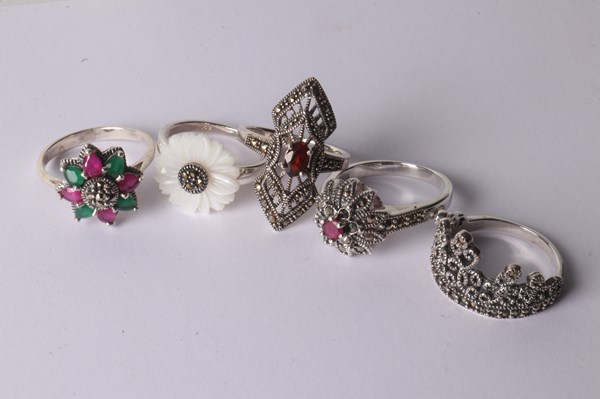 Lot 1044 - JEWELLERY