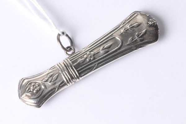 Lot 1032 - SILVER NEEDLE CASE