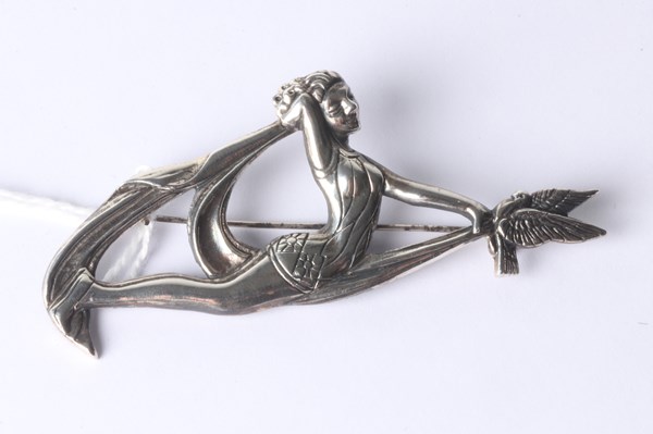 Lot 1037 - SILVER BROOCH