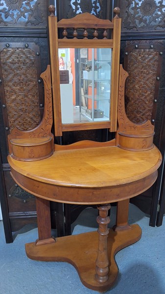 Lot 417 - DRESSING TABLE