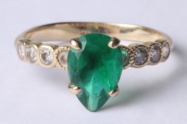 Lot 1015 - GOLD RING