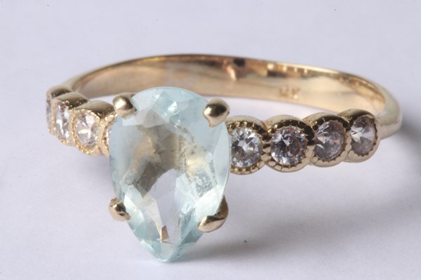 Lot 1022 - GOLD RING