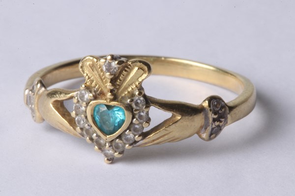 Lot 1016 - GOLD RING