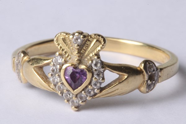 Lot 1012 - GOLD RING