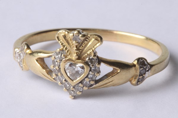 Lot 1024 - GOLD RING