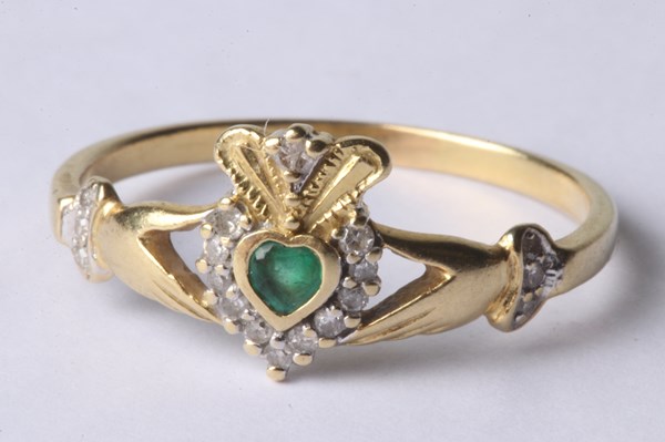 Lot 1019 - GOLD RING