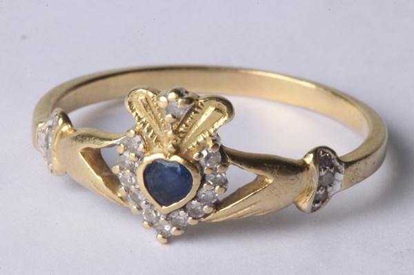 Lot 1018 - GOLD RING