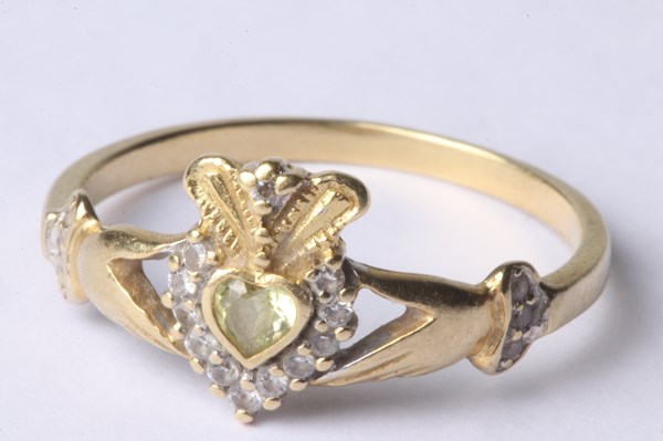 Lot 1014 - GOLD RING