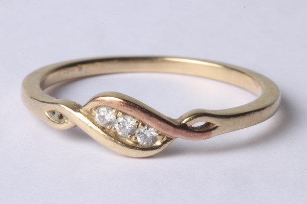 Lot 1011 - GOLD RING