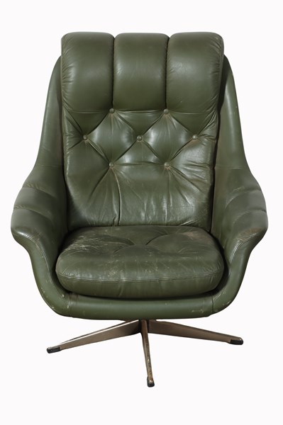 Lot 47 - SWIVEL ARMCHAIR