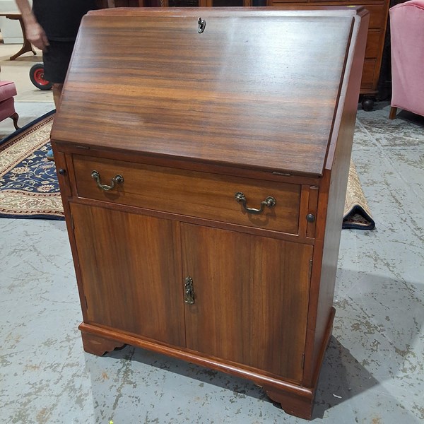 Lot 90 - WRITING BUREAU