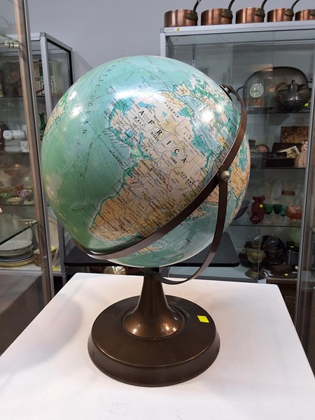 Lot 1473 - WORLD GLOBE