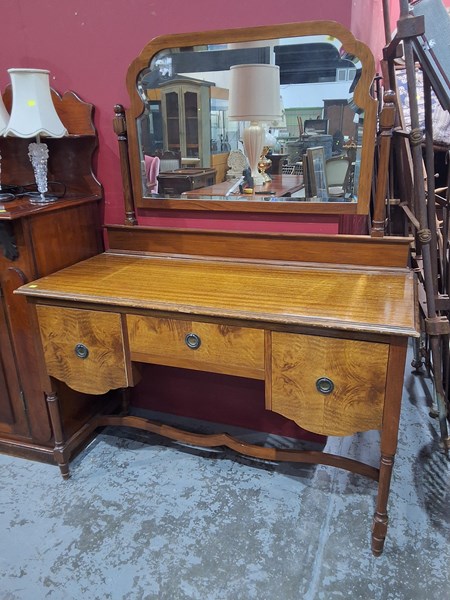 Lot 260 - DRESSING TABLE