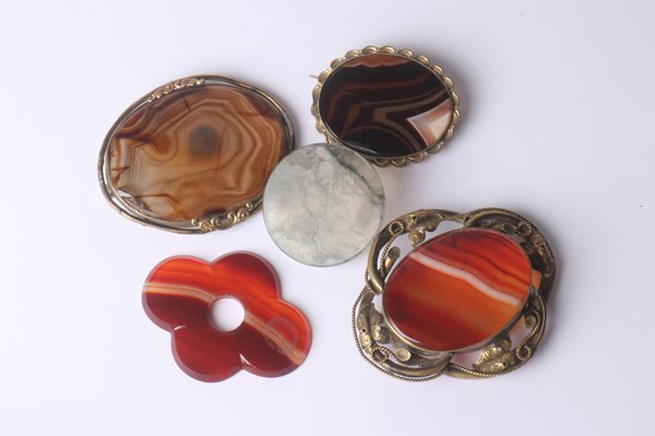 Lot 1043 - AGATE BROOCHES