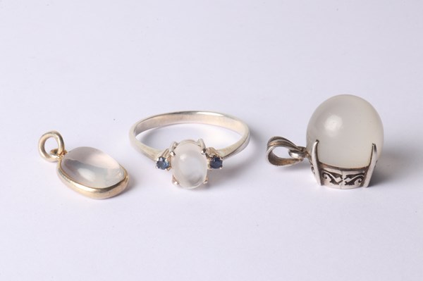 Lot 1040 - MOONSTONE JEWELLERY