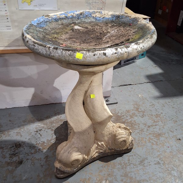 Lot 373 - BIRDBATH