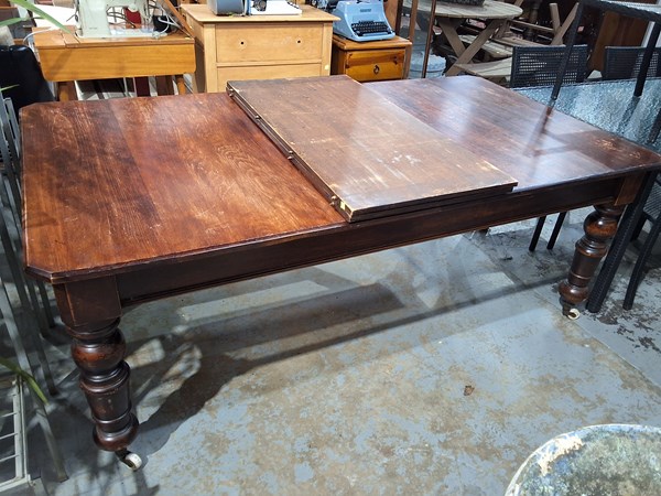 Lot 362 - DINING TABLE