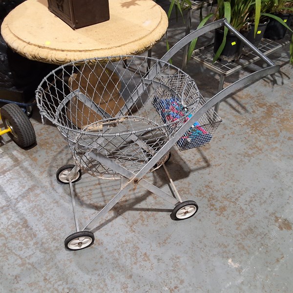 Lot 423 - MOBIL LAUNDRY CART