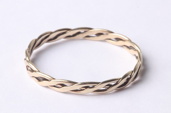 Lot 1013 - GOLD RING