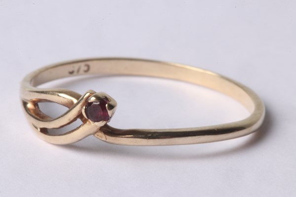 Lot 1003 - GOLD RING