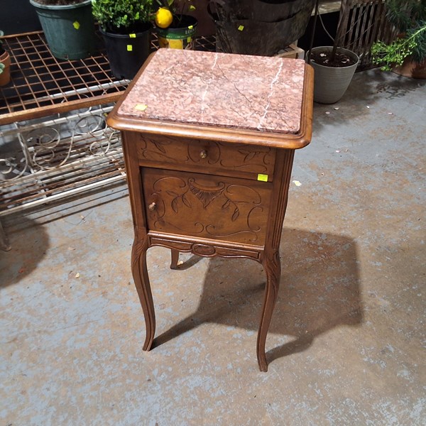 Lot 25 - WASH STAND